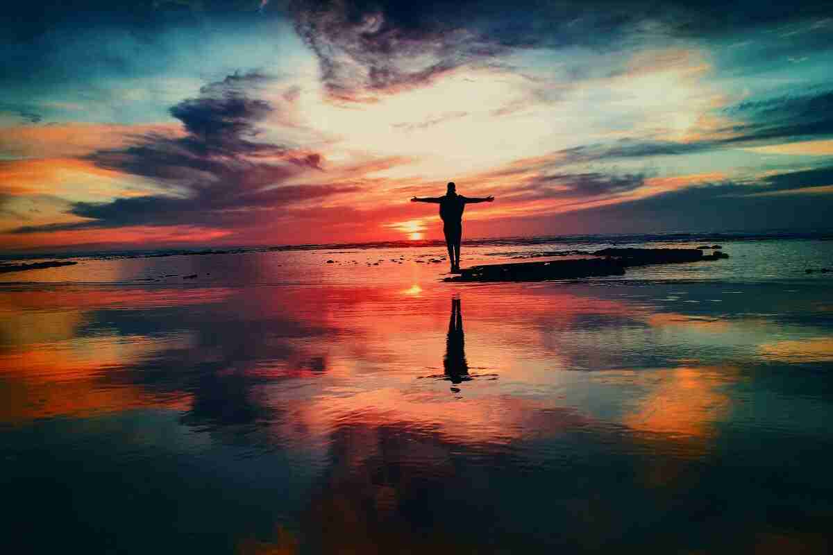 la teoria aspettativa valore di vroom resa con l'immagine di una persona fortemente motivata che affronta il futuro reso da un cielo all'alba