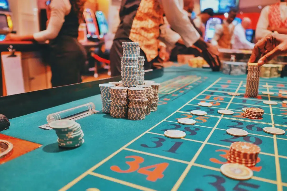 disturbi da controllo degli impulsi come il gioco d'azzardo, rappresentato in questa immagina di una roulette e delle fiches puntate