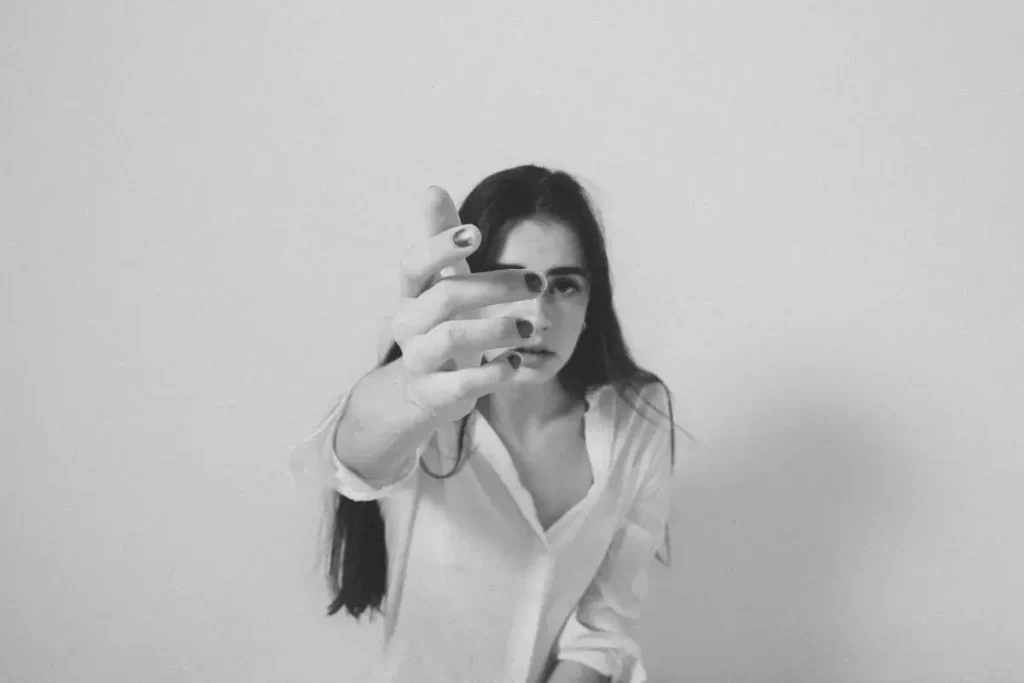 Donna con smartphone in mano che evidenzia una dipendenza da social media