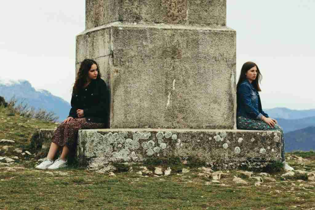 Invidia e gelosia rappresentate da due ragazze che si osservano in cagnesco