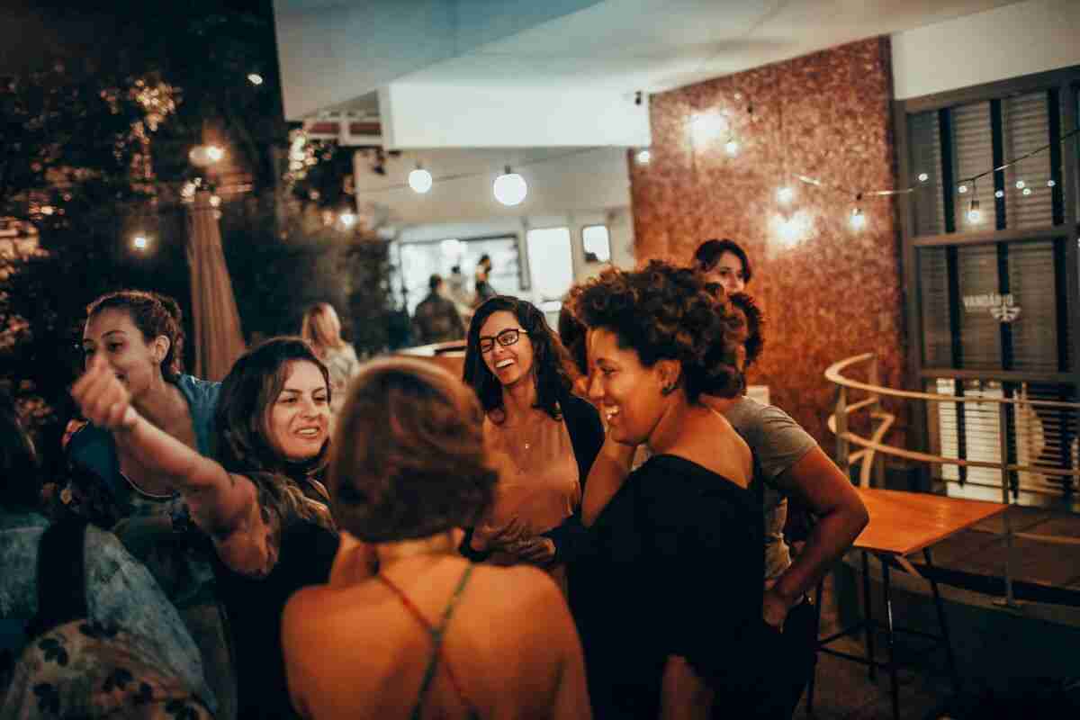 Persone che si incontrano in un offline club per stare disconnessi dai social e attraverso il digital detox