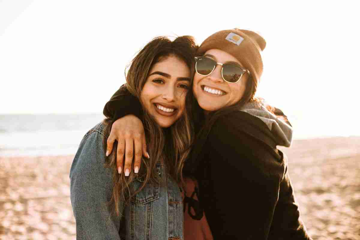 Due amiche che si abbracciano sorridenti a dimostrare l'importanza della intelligenza sociale nei rapporti interpersonali